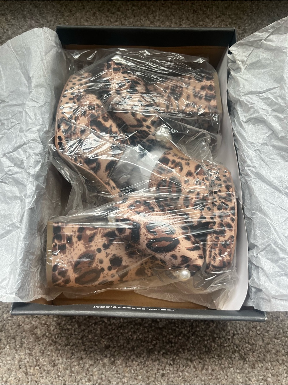 NEW IN BOX. Betsey Johnson MACCIE Leopard Pearl Bow platform Mules size 8 - Picture 6 of 13